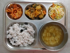 검정콩밥
맑은무국
(한돈)단호박돼지갈비
콩나물무침
김치