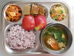 흑미밥
꽃게탕
도토리묵/양념장
숙주나물
김치
과일