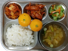 백미밥
버섯맑은국
비엔나케찹볶음
청경채나물
김치
과일