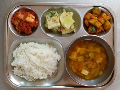 기장쌀밥
애호박찌개
삼색달걀찜
새콤오이무침
김치