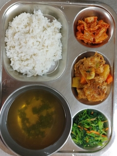 찰보리밥
실파장국
고구마닭볶음탕
참나물무침
김치