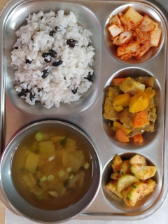 보리쌀밥
콩나물김치국
단호박돼지갈비찜
오이무침
김치