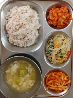 잡곡밥
순두부백탕①⑤
알록달록잡채⑤⑥⑩
무생채
김치⑨⑬
