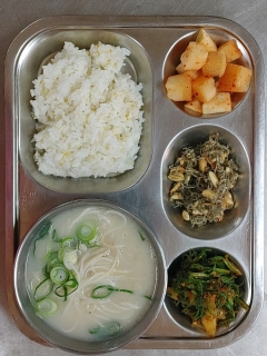 검정콩밥
설렁탕/소면
①⑤⑧⑬⑯
도토리묵/양념장
시금치나물⑤⑥⑬
깍두기⑨⑬