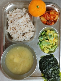 가바쌀밥
팽이버섯된장국⑤⑥
브로콜리스크램블에그
①②⑤
김구이
김치⑨⑬
과일
