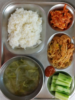 기장쌀밥
유채된장국⑤⑥
돈육콩나물볶음⑤⑥⑩
야채스틱/쌈장⑤⑥
김치⑨