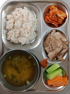 찰수수밥
 실파장국
 돼지고기수육
 채소스틱/쌈장
 김장김치