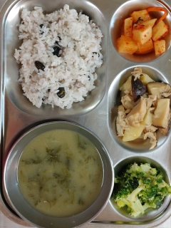 검정콩밥
쑥된장국
닭가슴살간장조림
브로콜리나물
깍두기
