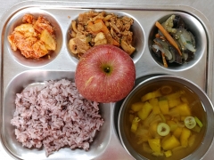 흑미밥
애호박맑은국
오삼불고기(한돈)
가지나물
김치
과일