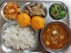 보리쌀밥
콩나물김치국
돈육장조림
유채나물
깍두기
과일