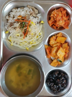 콩나물밥/양념장
실파맑은국
어묵볶음
콩자반
김치