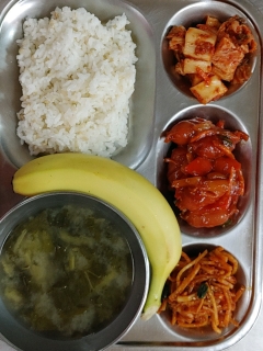 찰현미밥
얼가리된장국
비엔나파프리카볶음
진미채조림
김치
과일