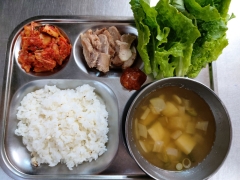 율무밥
맑은감자국
한돈수육
쌈채소
저염쌈장
김치