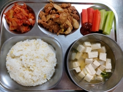 기장쌀밥
맑은두부국
돈육콩나물볶음
야채스틱
쌈장
김치