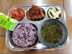 흑미밥
쑥된장국
순살돈까스/소스
무오이피클
김치
사과쥬스