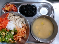 봄동비빔밥
양념장
애호박두부된장국
파래자반볶음
김치
