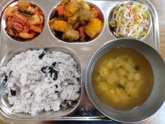 검정콩밥
맑은무국
한돈 단호박돼지갈비
숙주나물
김치