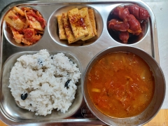검정콩밥
참치김치찌게
비엔나소세지볶음
두부전
간장
김치
