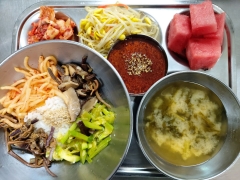 산채나물비빔밥
양념장
얼갈이된장국
콩나물무침
김치
수박