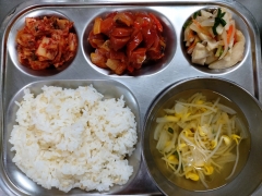 발아현미밥
맑은콩나물국
비엔나양파볶음
새송이버섯나물
김치