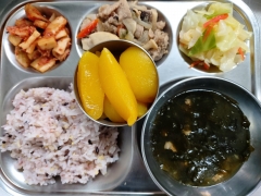 잡곡밥
쇠고기미역국
간장제육볶음
양배추나물
김치
황도
