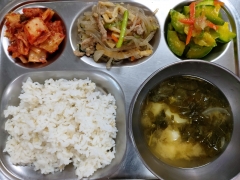 찰보리밥
아욱된장국
어묵파프리카잡채
애호박나물
김치