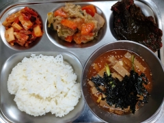 백미밥
냉도토리묵국
간장닭갈비
양념깻잎지
김치