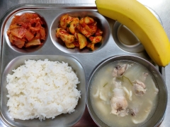 백미밥
영양닭백숙
오이무침
김치
과일