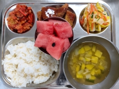 현미밥
애호박맑은국
돈가스/소스
배추나물
김치
수박