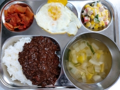 자장밥
맑은뭇국
달걀후라이
옥수수콘샐러드
김치