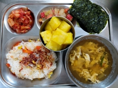 콩나물밥/양념장
달걀팟국
맛살야채볶음
구이김
김치
파인애플