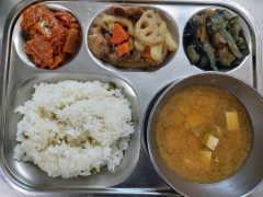 완두콩밥
두부된장국
연근떡갈비찜
가지나물
김치