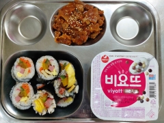 맛있는 오색 김밥
순한돈육김치볶음
떠먹는요구르트