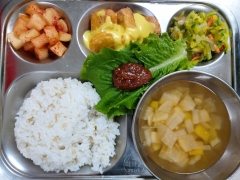 보리밥
맑은뭇국
치킨너겟/소스
애호박나물
깍두기
상추
쌈장(자율)