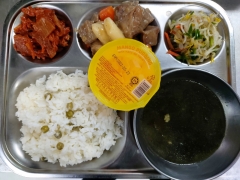 완두콩밥
소고기미역국
떡갈비
숙주나물
김치
망고푸딩