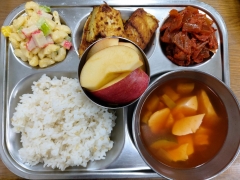 찰보리밥
순두부애호박찌개
고등어카레구이
마카로니샐러드
김치
사과