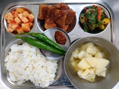 기장밥
맑은감잣국
돈까스/소스
상추무침
깍두기
고추/쌈장(자율)