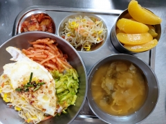 산채나물비빔밥
양념장
얼갈이된장국
콩나물무침
김치
황도