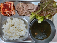 기장밥
소고기미역국
수육
김장김치
쌈