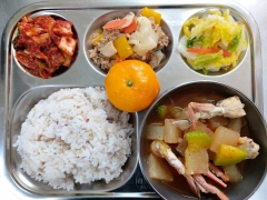 15곡잡곡밥
꽃게탕
참치채소볶음
배추나물
김치
귤