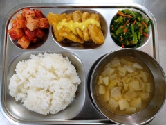 백미밥
맑은뭇국
치킨너겟/소스
열무된장무침
깍두기
