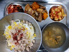 콩나물밥/양념장
홍합살뭇국
단호박돼지갈비
오이무침
김치