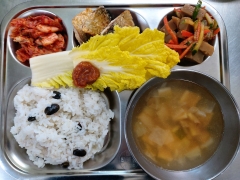 검은콩밥
어묵국
고등어구이
도토리묵무침
김치
배추쌈/쌈장(자율)