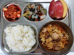 현미밥
돈햄부대찌개/면사리
청포묵무침
김치
과일