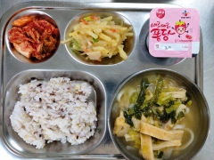 잡곡밥
쑥갓어묵우동
감자채볶음
김치
떠먹는요구르트