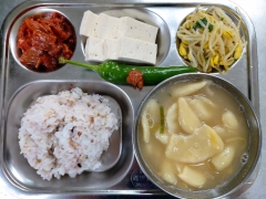잡곡밥(소량)
수제비
생두부
콩나물무침
볶음김치
고추/쌈장(자율)