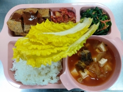 백미밥
순한김칫국
돈가스/소스
시금치나물
김치
배추쌈/쌈장