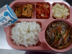 발아현미밥
온메밀국수
두부구이/양념장
치즈옥수수콘샐러드
김치
우유