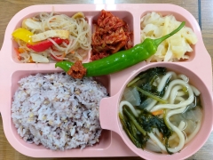 잡곡밥(소량)
쑥갓어묵우동
어묵파프리카잡채
양배추나물
김치
고추(자율)쌈장