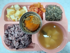 흑미밥
맑은감잣국
두부구이/양념장
견과류멸치볶음
김치